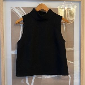 Funnel  neck sleeveless top.